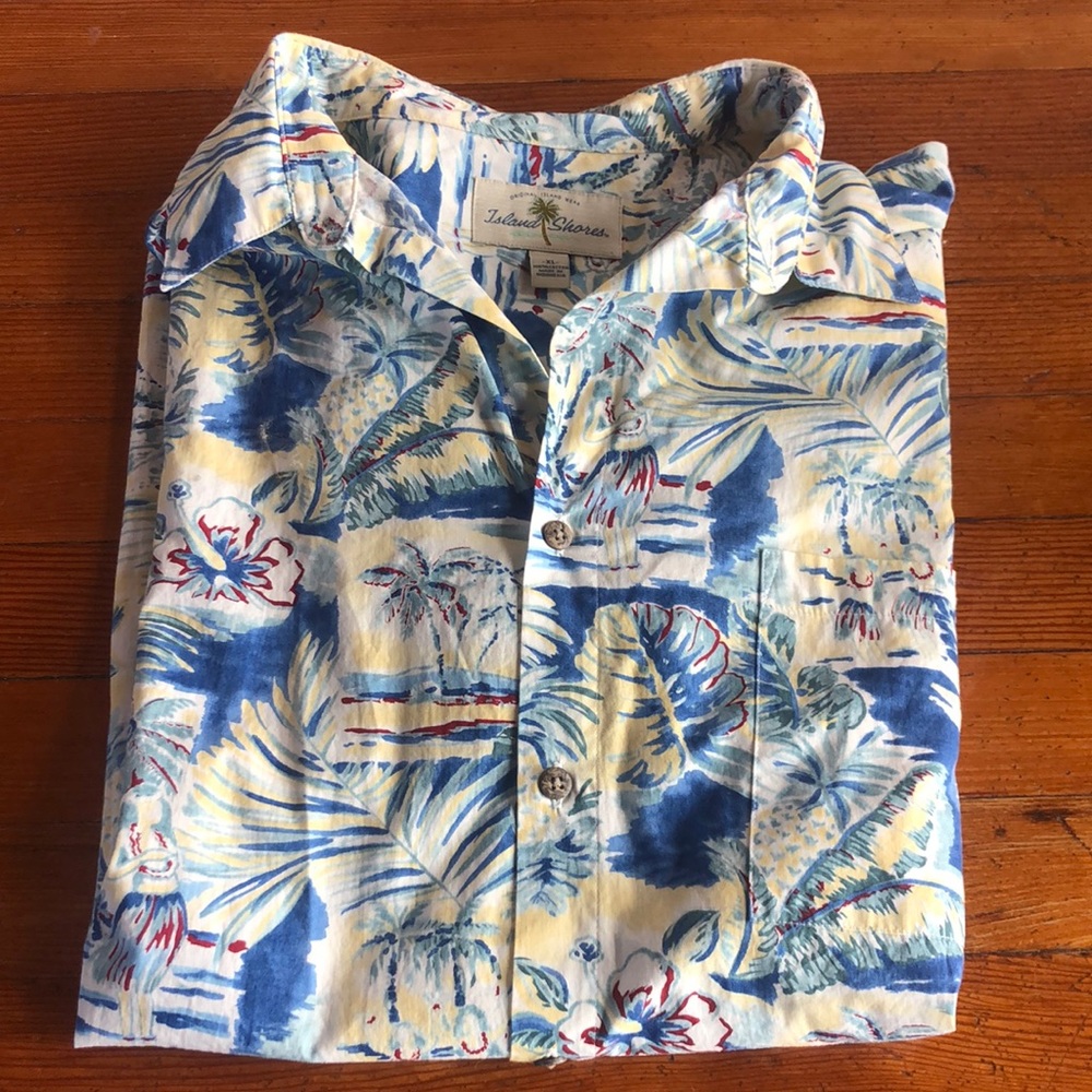 Island Shores men’s button down shirt sleeve Hawaiian shirt. XL.